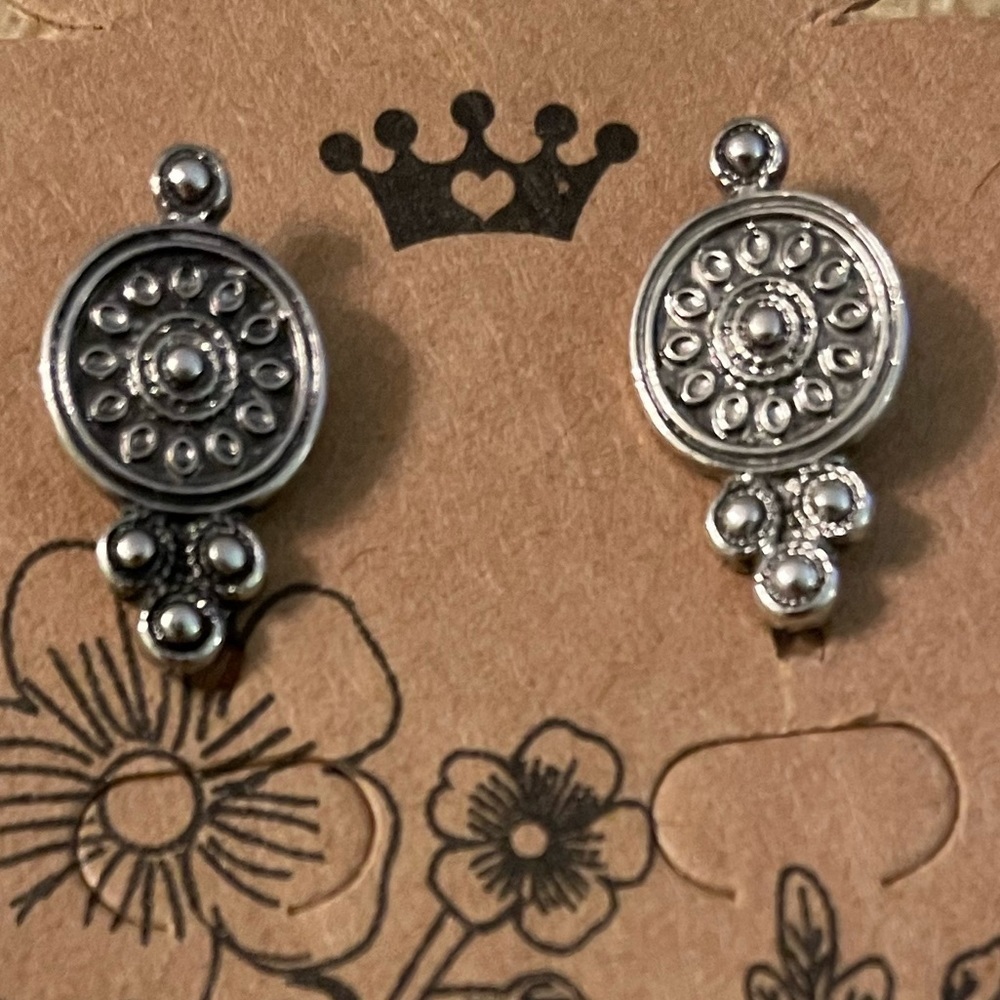 Dainty flower patterned silver earrings